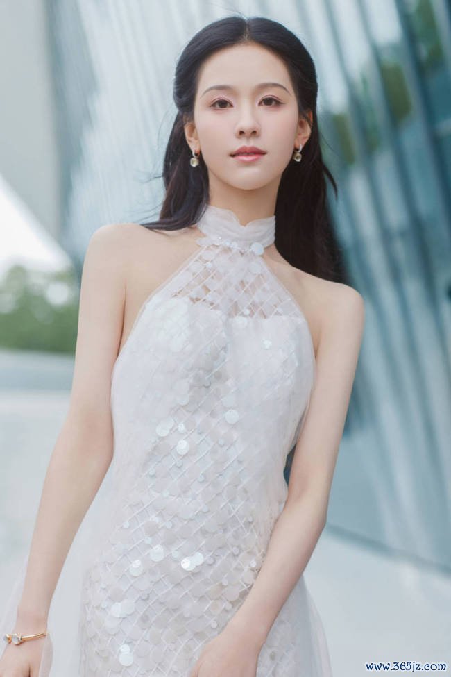 陈都灵穿亮片露背裙患难之交优雅 秀婀娜身姿仙气皆备