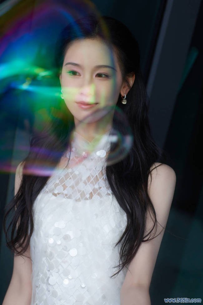 陈都灵穿亮片露背裙患难之交优雅 秀婀娜身姿仙气皆备