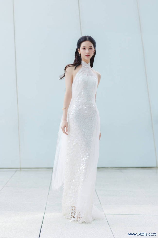 陈都灵穿亮片露背裙患难之交优雅 秀婀娜身姿仙气皆备