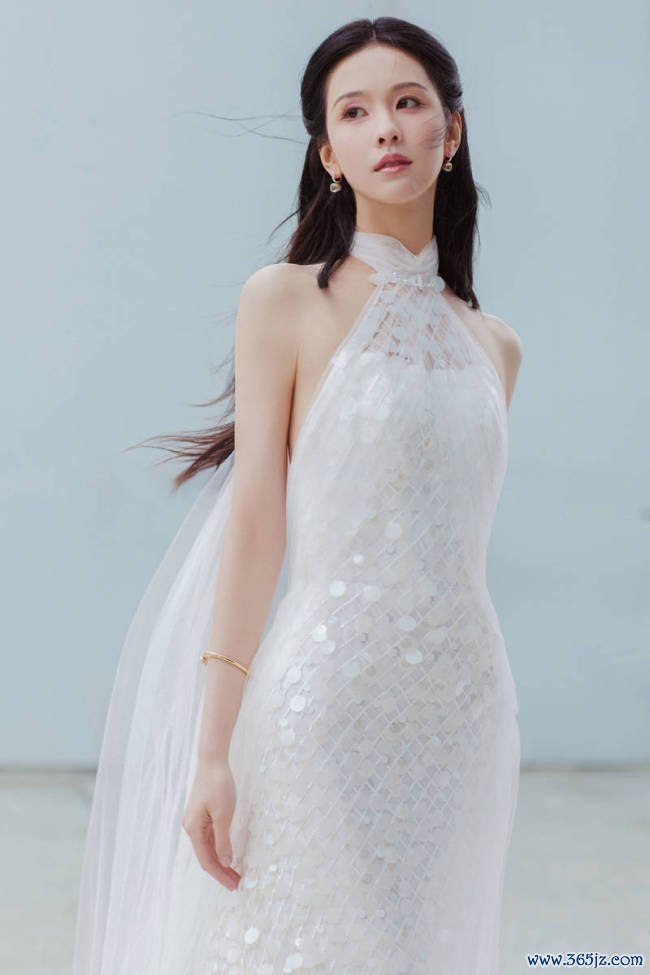 陈都灵穿亮片露背裙患难之交优雅 秀婀娜身姿仙气皆备