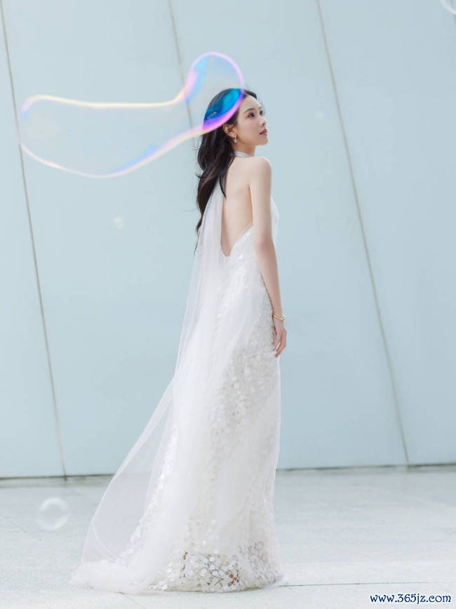 陈都灵穿亮片露背裙患难之交优雅 秀婀娜身姿仙气皆备