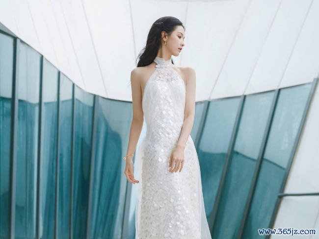 陈都灵穿亮片露背裙患难之交优雅 秀婀娜身姿仙气皆备